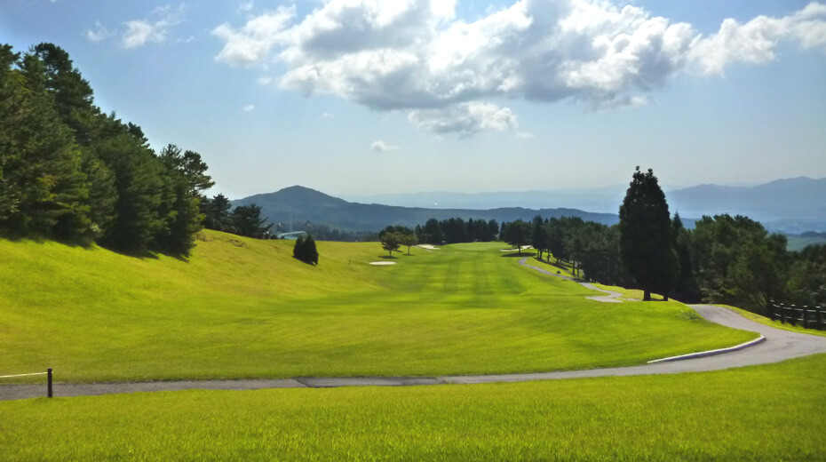 IN14番 雄大な景観のミドルホール。二段グリーンが待ち構えます。