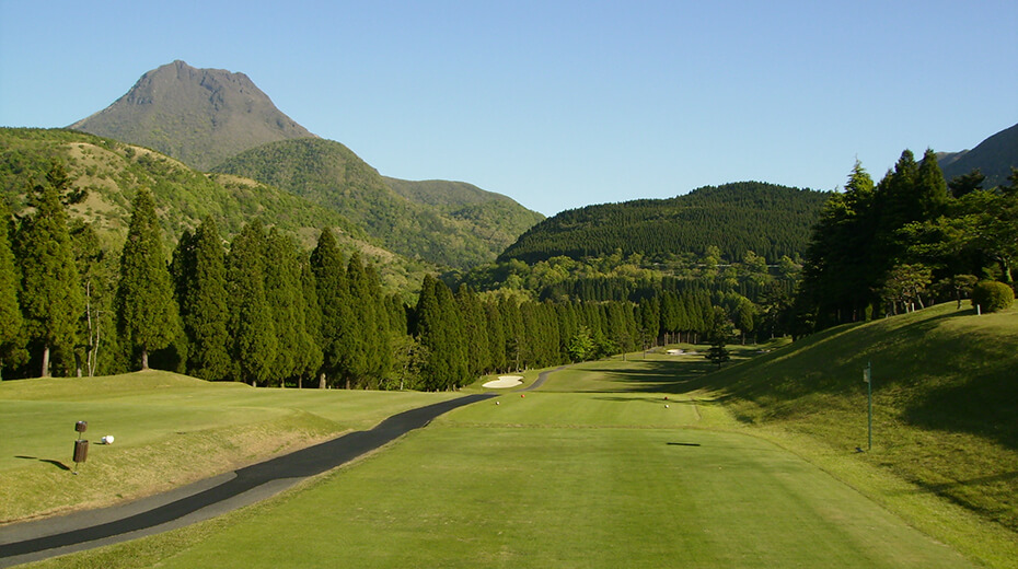 OUT2番　右にドッグレッグしたミドルホール。