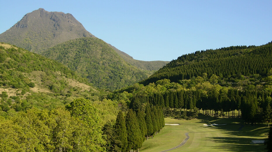 OUT5番　由布岳に向かって打つミドルホール。難関のグリーンが待ち構えます。