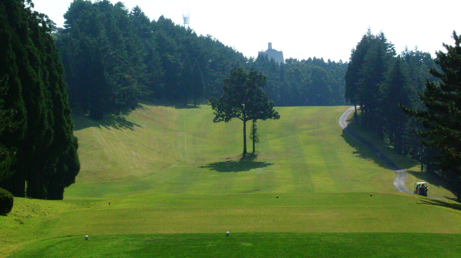 OUT9番　打ち上げから打ち下ろしと多彩なショットが必要なロングホール。